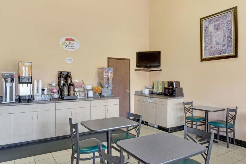 Super 8 By Wyndham Downtown Conv Center 3*