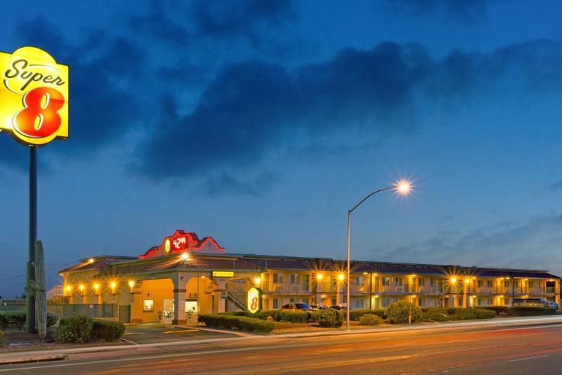 Super 8 By Wyndham Downtown Conv Center Hotel 3*