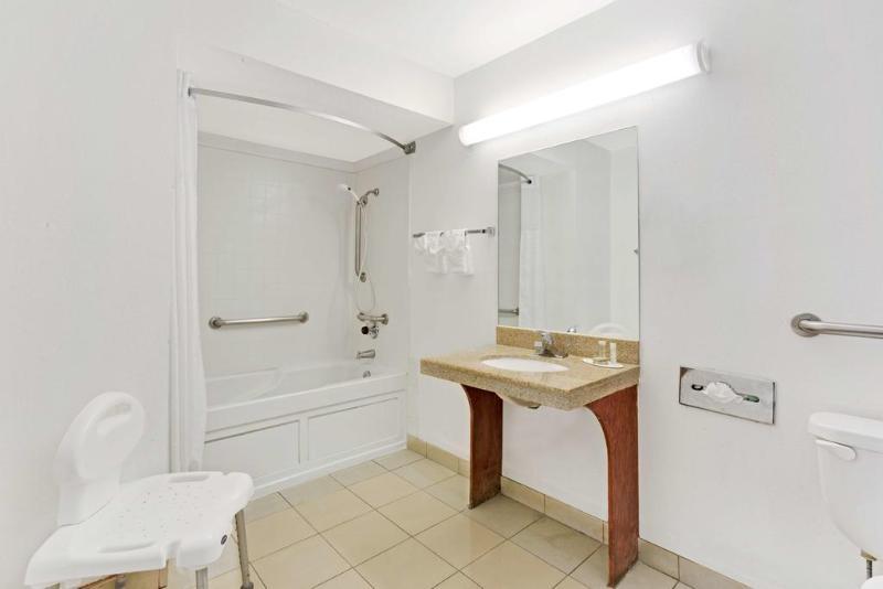 Hotel Super 8 By Wyndham Downtown Conv Center 3*