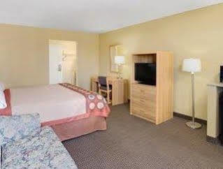 Hotel Super 8 By Wyndham Downtown Conv Center 3*